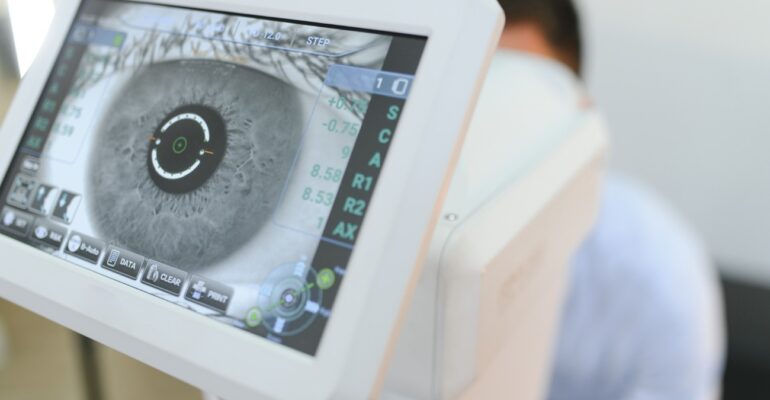 新加坡的激光矫视手术 (LASIK) 与 SMILE：如何选择更适合您的手术