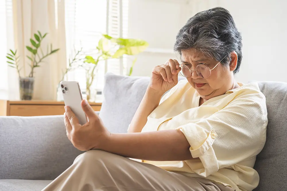 woman find it difficulty to read